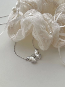 Détail d'un collier papillon en argent 925 avec nacre blanche et zircons étincelants
