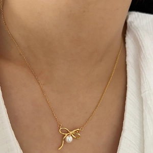 Élégant collier en argent 925 doré avec pendentif nœud et perle blanche pour femme