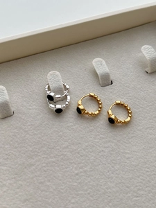 Detailansicht silberner und goldener Perlenohrringe mit schwarzem Onyx in Schmuckbox