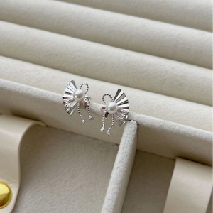 Elegant s925 silver fan pearl earrings with ribbon bow design in a jewelry box