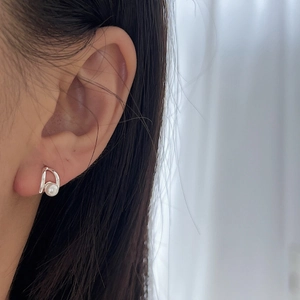 Elegant 925 sterling silver pearl stud earrings with minimalist curved design for women