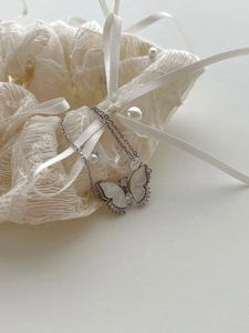 Détail macro du collier papillon en argent S925 avec nacre blanche et zircons étincelants