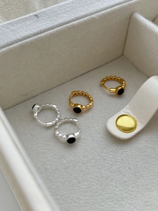 Detail von Vintage-Ohrringen in Gold und Silber mit schwarzem Onyx auf Schmuckschatulle