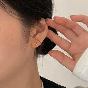 Boucle d'oreille minimaliste en argent sterling 925 en forme de cœur sur un modèle