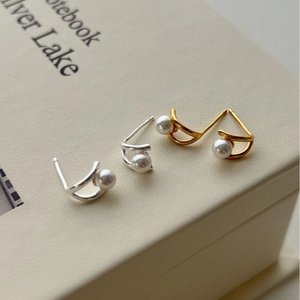 Elegant 925 sterling silver pearl stud earrings in gold and silver finish minimalist style