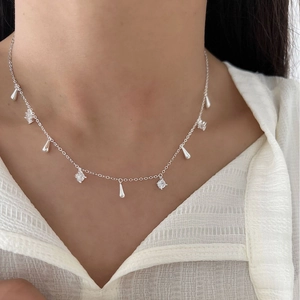 Collana in argento sterling S925 con ciondolo di perle e nappe in zircone su una modella