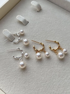 Dettaglio di orecchini di perle in argento 925 finitura oro e argento stile vintage francese