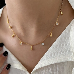 Elegante collana in argento S925 placcato oro con nappe di zirconi e ciondoli di perle