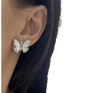 Boucles d'oreilles papillon élégantes en argent 925 avec nacre blanche et zircons