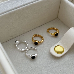 Elegante goldene und silberne Creolen mit schwarzem Achat und Perlenstruktur für Damen