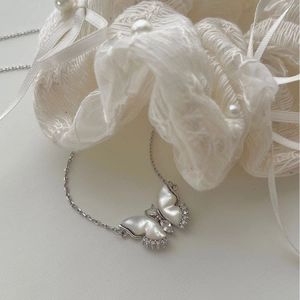 Collier papillon en argent 925 avec nacre blanche et pierres de zircon scintillantes
