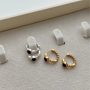 Elegante Perlen-Creolen mit runden schwarzen Onyxsteinen in Gold- und Silberoptik