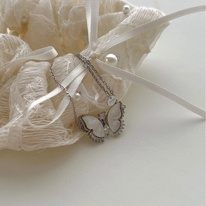 Collier en argent 925 avec pendentif papillon en nacre blanche et accents en zircon étincelants