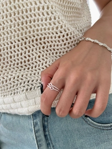 Detail of S925 sterling silver double-layered wave ring and twisted chain bracelet set