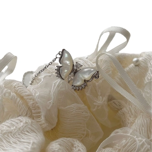 Élégant collier papillon en argent S925 avec nacre et cristaux étincelants