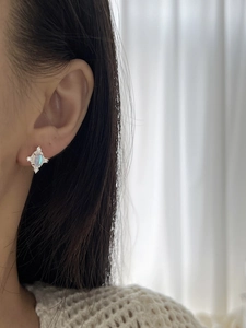 Gros plan d'une boucle d'oreille étoile en argent s925 avec pierre de lune éclatante