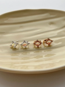 Vue détaillée des boucles d'oreilles hexagrammes en argent S925 et or rose avec pierres