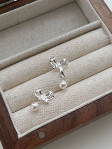 Detail of S925 silver butterfly earrings with rectangular zircon and hanging pearl charm