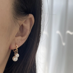 Eleganti orecchini in argento 925 dorato con doppie perle e gancio a onda