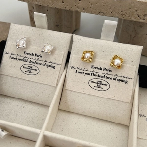 925 silver freshwater pearl stud earrings set with irregular textured metal frame