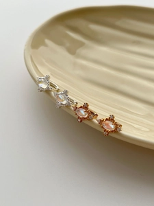 Vue détaillée de créoles en argent S925 et pierre de lune avec halo de zircons brillants