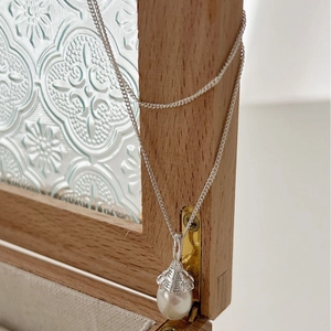 Elegant 925 silver wave chain necklace with a single freshwater pearl pendant