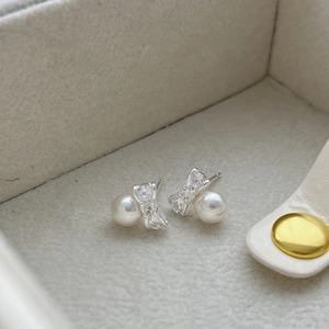 Elegant 925 sterling silver bow knot stud earrings with white pearls and sparkling zircons