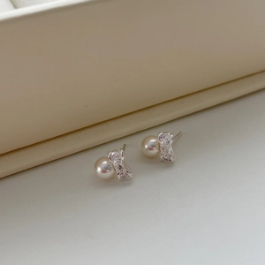 Elegant 925 sterling silver bow stud earrings with sparkling zircon and white pearls