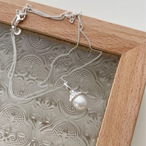 Elegant 925 sterling silver necklace with a natural baroque freshwater pearl pendant