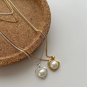 Set collana minimalista con ciondolo a cuore e perla in oro e argento su base sughero