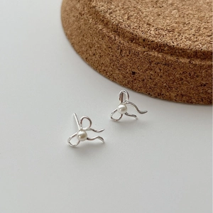 Boucles d'oreilles nœud en argent 925 avec perle blanche sur support en liège
