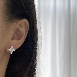 Boucles d'oreilles étoile en argent S925 avec pierre de lune aux reflets irisés et zircon