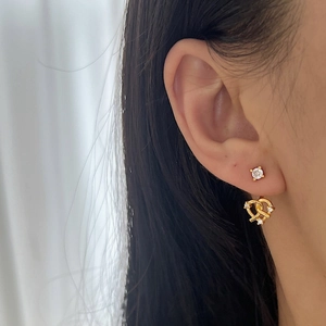 Boucles d'oreilles cœur bretzel en argent 925 avec cristaux et clous solitaires sur modèle