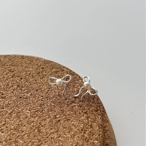 Boucles d'oreilles nœud en argent 925 avec perle blanche sur support en liège