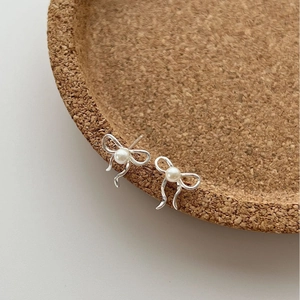 Boucles d'oreilles nœud en argent 925 avec perle blanche sur support en liège