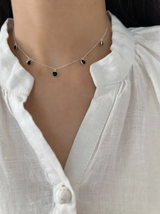Détail du collier en argent 925 avec cinq petits pendentifs en forme de cœur noir