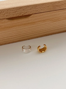 Detailansicht der silbernen und goldenen S925 Sterling Silber Ear Cuffs mit Textur