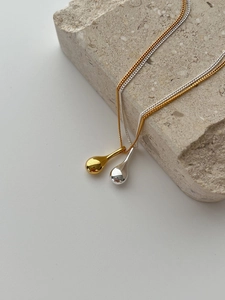 Détails des pendentifs en forme de carafe à vin dorés et argentés au fini miroir poli