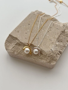 Detailansicht der geometrischen Perlenkette auf Naturstein für Damen-Accessoires