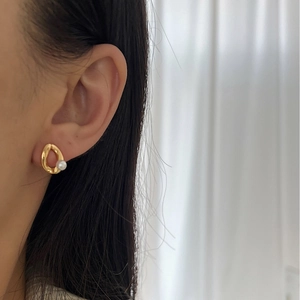 Minimalist S925 silver ear studs featuring irregular golden loops and freshwater pearls