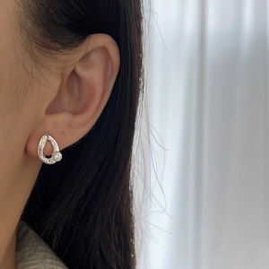 Elegant S925 sterling silver stud earrings with irregular freshwater pearls on model