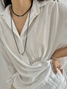 Détail du collier S925 argent onyx perlé avec pendentifs nœud et cœur superposés