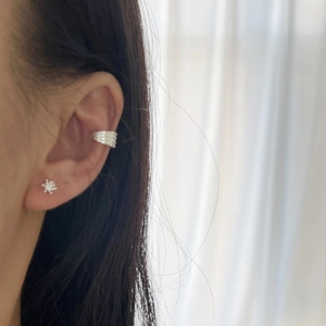 925er Silber Ear Cuff Set mit dreifacher Streifentextur und kleinen Blumensteckern
