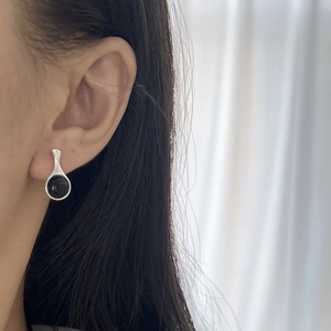 Minimalist 925 sterling silver onyx stud earrings with sleek teardrop design