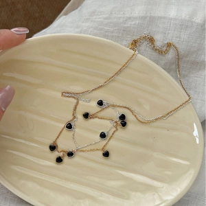 Collier double rang en argent 925 avec pendentifs cœurs noirs en finitions or et argent