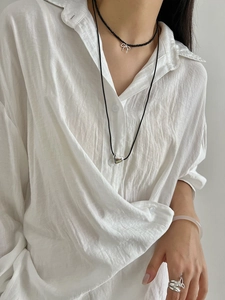 Vue détaillée du collier nœud en argent S925 et onyx noir porté par un mannequin