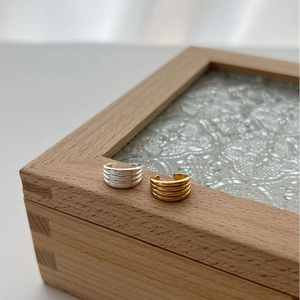 Französischer Stil Silber und Gold mehrlagige Ohrklemmen auf einer Vintage Schmuckbox