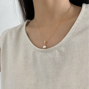Elegant S925 silver gold necklace with round white pearl and zircon pendant on model