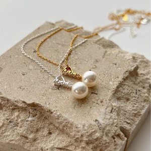 Classic S925 silver pearl necklace with diamond accents in gold and silver finish