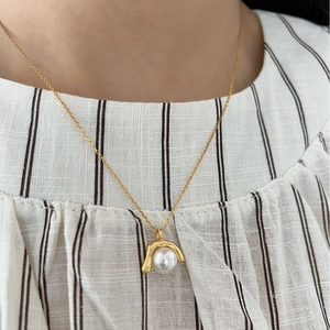 Elegante geometrische Perlenanhänger-Halskette mit dünner Goldkette für Damenmode